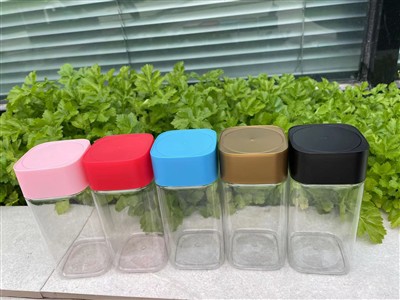 Пластичне тегле у боји квадратне са поклопцима за паковање хране